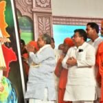 Chief Minister Siddaramaiah being felicitated at the Basava Samskruti Abhiyana–2025 valedictory ceremony in Bengaluru, attended by over two lakh devotees, Sharanas, Gurus, and Swamijis at Palace Grounds celebrating Basavanna as Karnataka’s Cultural Leader.
