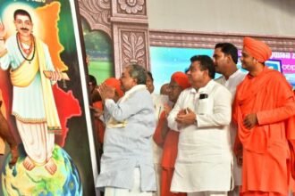 Chief Minister Siddaramaiah being felicitated at the Basava Samskruti Abhiyana–2025 valedictory ceremony in Bengaluru, attended by over two lakh devotees, Sharanas, Gurus, and Swamijis at Palace Grounds celebrating Basavanna as Karnataka’s Cultural Leader.