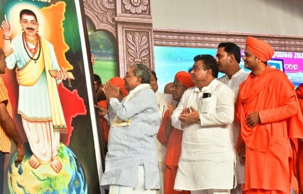 Chief Minister Siddaramaiah being felicitated at the Basava Samskruti Abhiyana–2025 valedictory ceremony in Bengaluru, attended by over two lakh devotees, Sharanas, Gurus, and Swamijis at Palace Grounds celebrating Basavanna as Karnataka’s Cultural Leader.